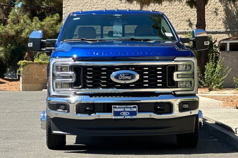 Ford F-350SD Vehicle Full-screen Gallery Image 08