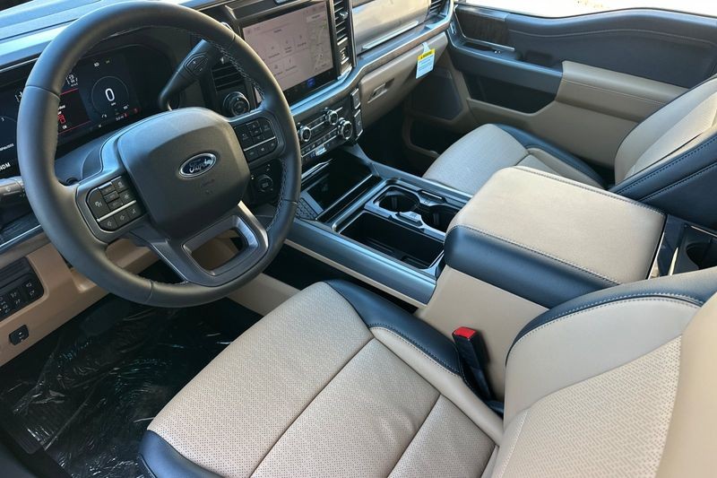 Ford F-350SD Vehicle Full-screen Gallery Image 09