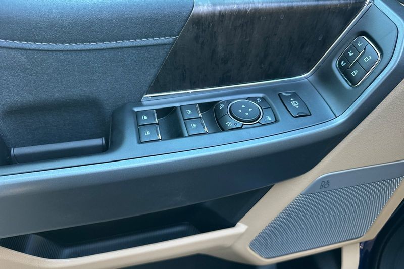 Ford F-350SD Vehicle Full-screen Gallery Image 10