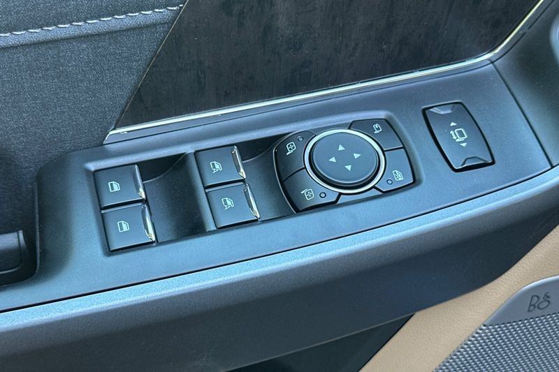 Ford F-350SD Vehicle Full-screen Gallery Image 11