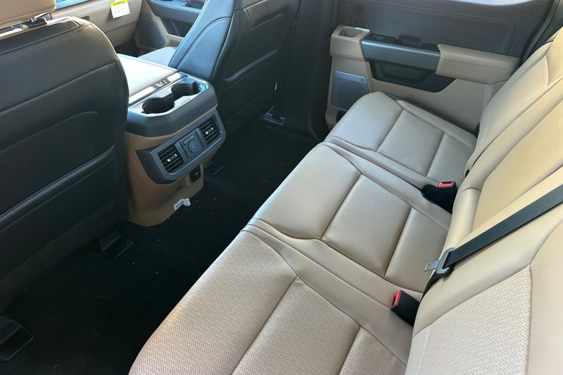 Ford F-350SD Vehicle Full-screen Gallery Image 12