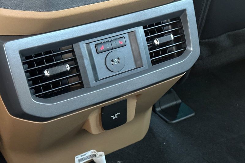 Ford F-350SD Vehicle Full-screen Gallery Image 13