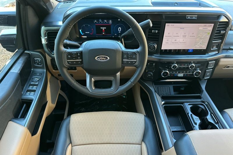 Ford F-350SD Vehicle Full-screen Gallery Image 15