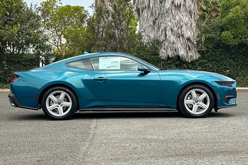 Ford Mustang Vehicle Full-screen Gallery Image 02