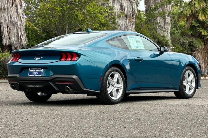 Ford Mustang Vehicle Full-screen Gallery Image 03
