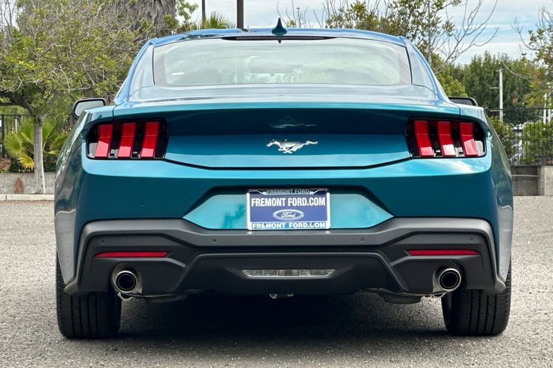 Ford Mustang Vehicle Full-screen Gallery Image 04