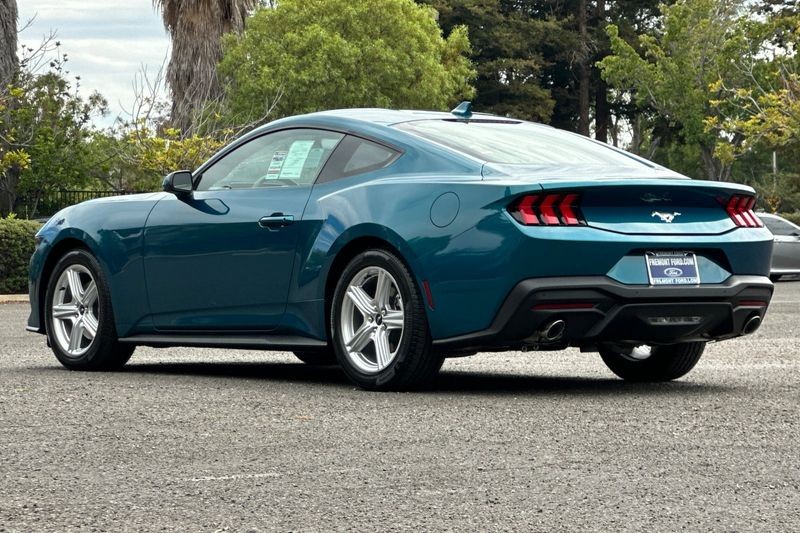 Ford Mustang Vehicle Full-screen Gallery Image 05