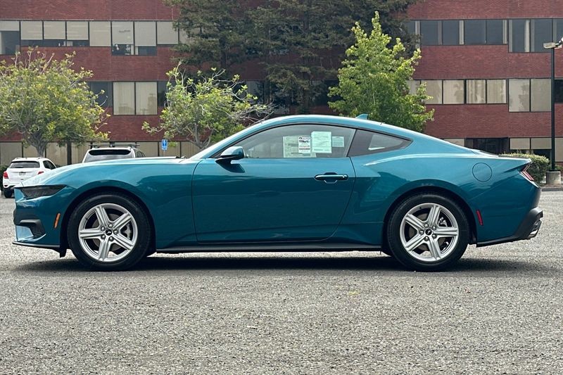 Ford Mustang Vehicle Full-screen Gallery Image 06