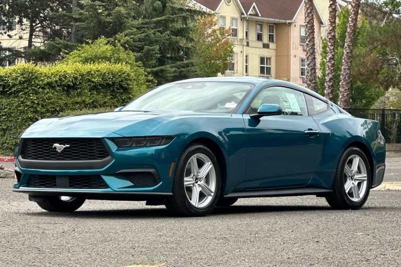 Ford Mustang Vehicle Full-screen Gallery Image 07