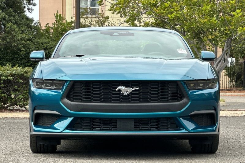 Ford Mustang Vehicle Full-screen Gallery Image 08
