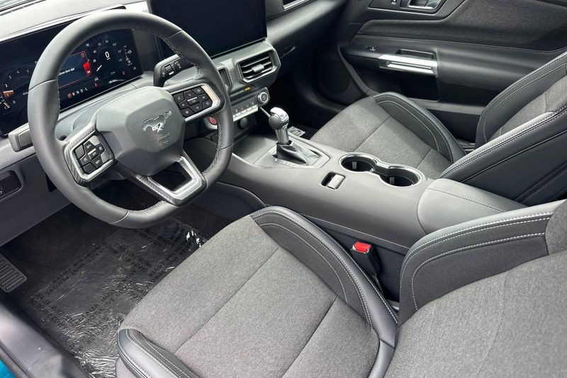 Ford Mustang Vehicle Full-screen Gallery Image 09
