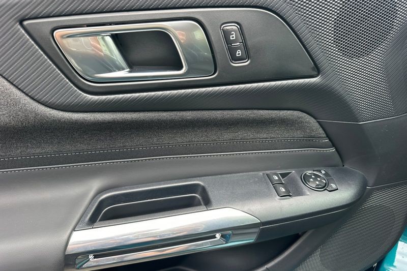 Ford Mustang Vehicle Full-screen Gallery Image 10