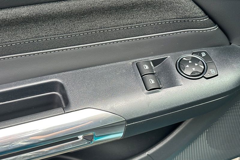 Ford Mustang Vehicle Full-screen Gallery Image 11