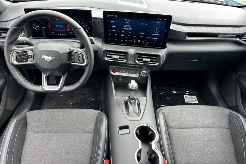 Ford Mustang Vehicle Full-screen Gallery Image 13