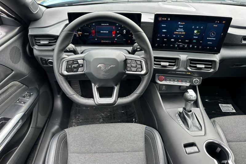 Ford Mustang Vehicle Full-screen Gallery Image 14