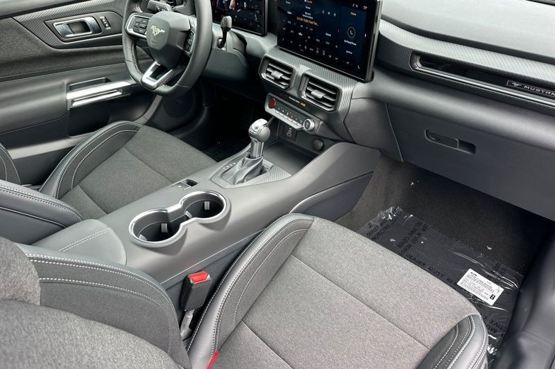 Ford Mustang Vehicle Full-screen Gallery Image 15