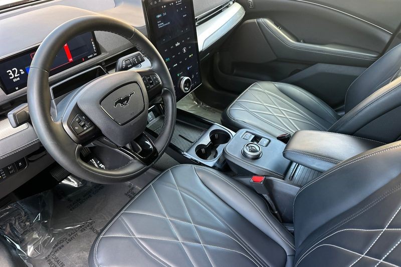Ford Mustang Mach-E Vehicle Full-screen Gallery Image 10