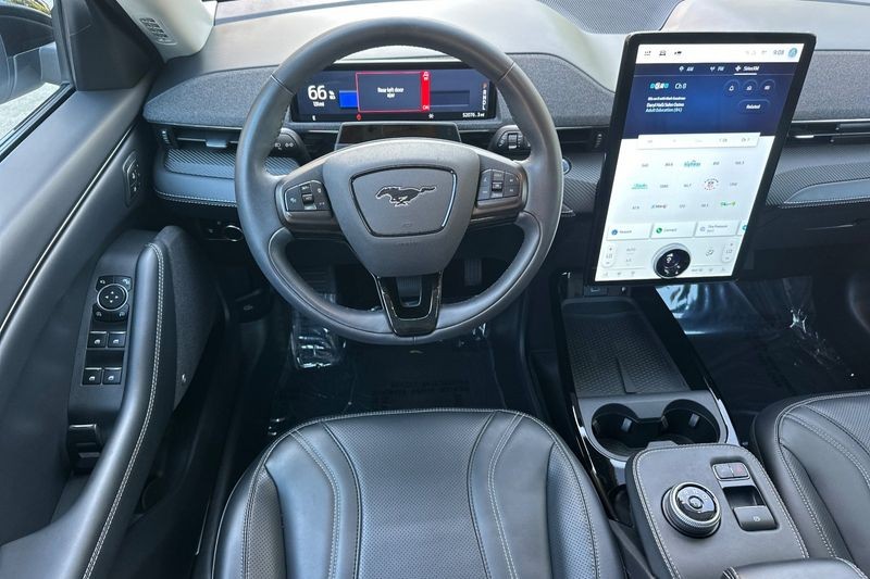 Ford Mustang Mach-E Vehicle Full-screen Gallery Image 15