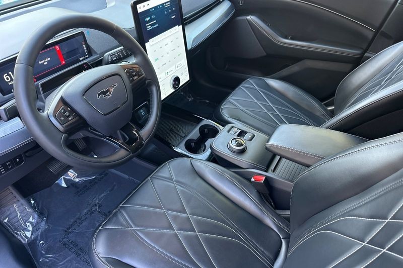 Ford Mustang Mach-E Vehicle Full-screen Gallery Image 09