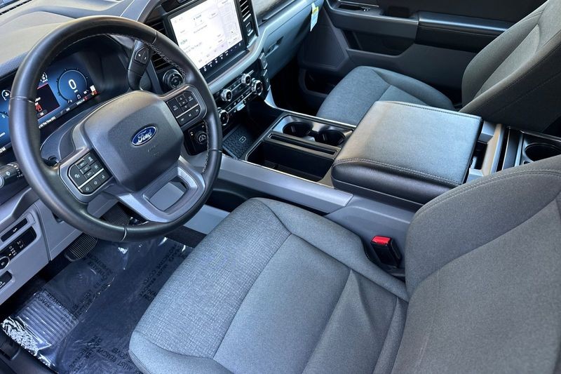 Ford F-150 Vehicle Full-screen Gallery Image 09