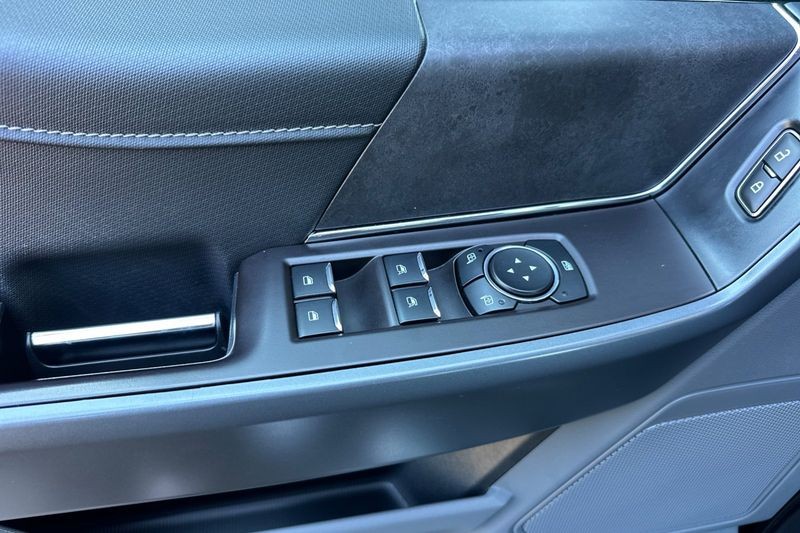 Ford F-150 Vehicle Full-screen Gallery Image 10