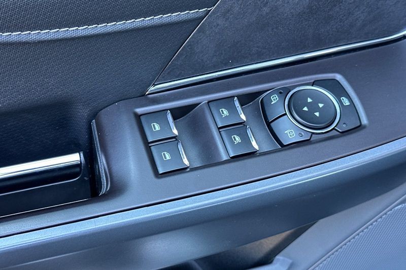 Ford F-150 Vehicle Full-screen Gallery Image 11