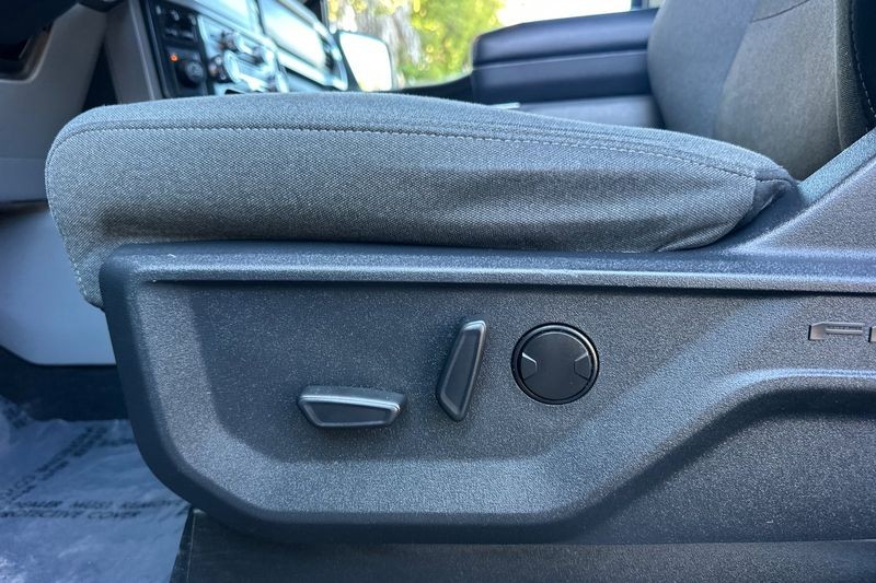 Ford F-150 Vehicle Full-screen Gallery Image 12