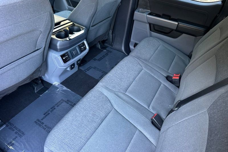 Ford F-150 Vehicle Full-screen Gallery Image 13