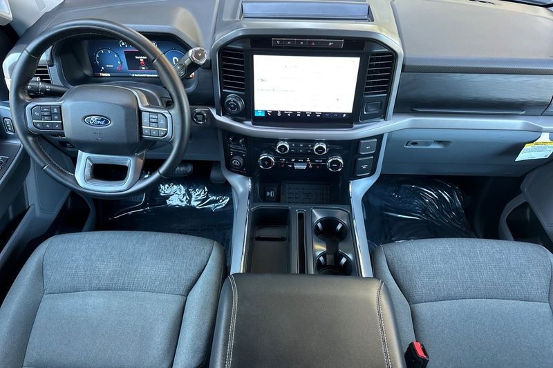 Ford F-150 Vehicle Full-screen Gallery Image 14