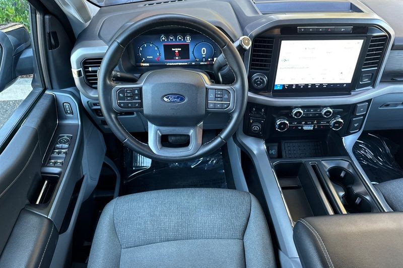 Ford F-150 Vehicle Full-screen Gallery Image 15