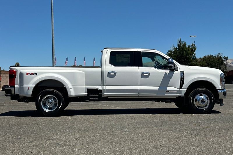 Ford F-350SD Vehicle Full-screen Gallery Image 02