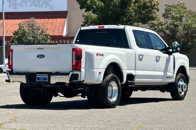 Ford F-350SD Vehicle Full-screen Gallery Image 03