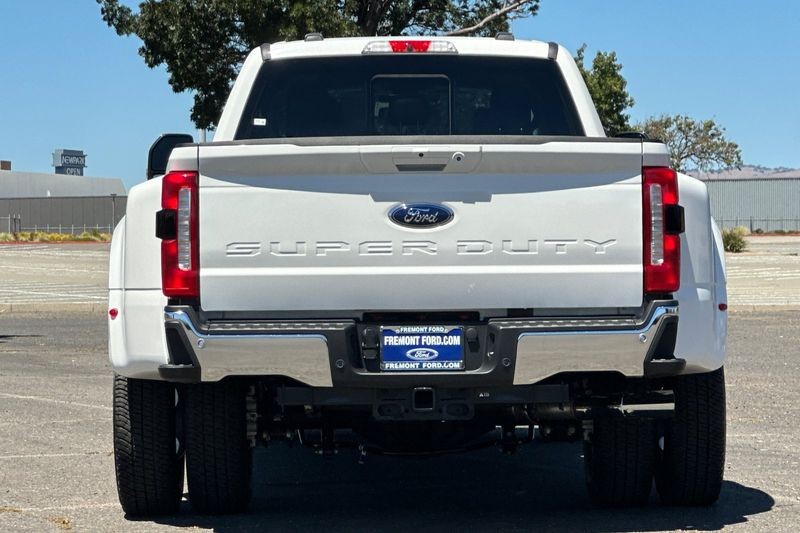 Ford F-350SD Vehicle Full-screen Gallery Image 04