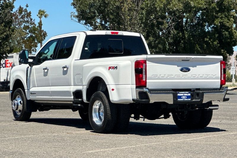 Ford F-350SD Vehicle Full-screen Gallery Image 05