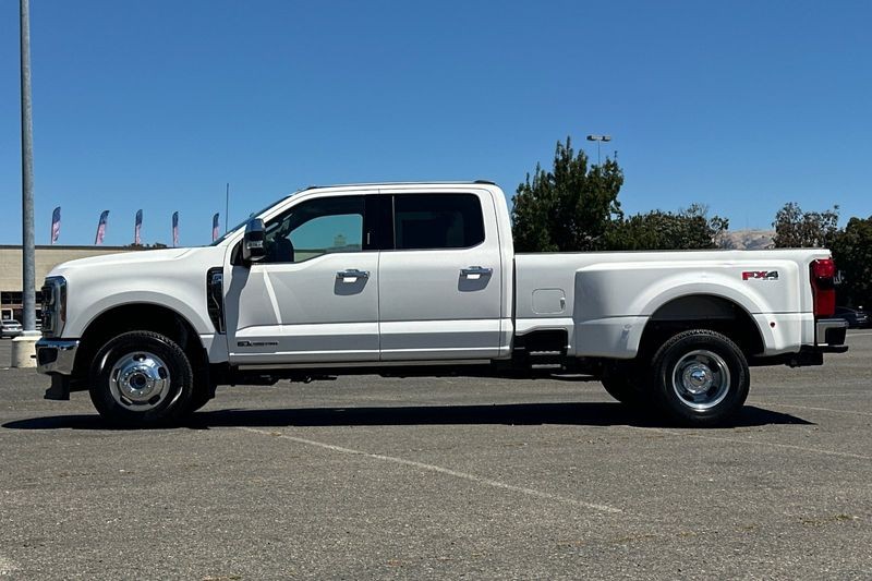 Ford F-350SD Vehicle Full-screen Gallery Image 06