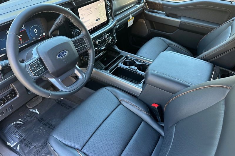 Ford F-350SD Vehicle Full-screen Gallery Image 09
