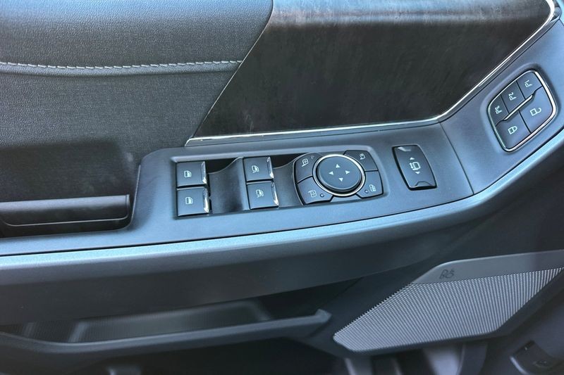 Ford F-350SD Vehicle Full-screen Gallery Image 10