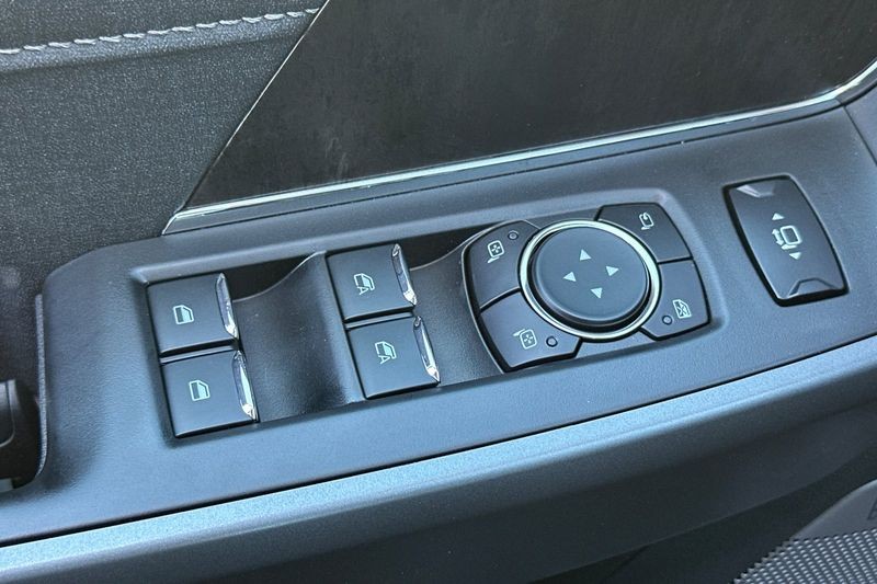 Ford F-350SD Vehicle Full-screen Gallery Image 11