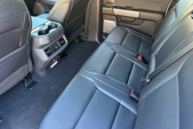 Ford F-350SD Vehicle Full-screen Gallery Image 12