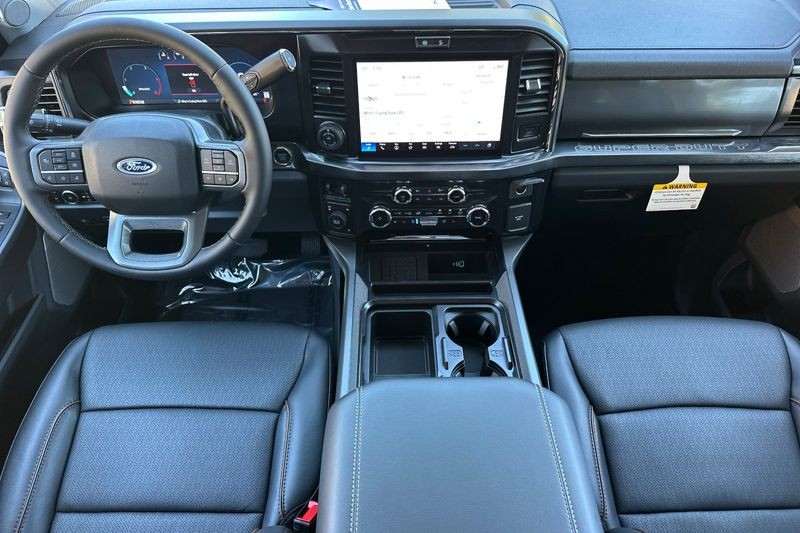 Ford F-350SD Vehicle Full-screen Gallery Image 14