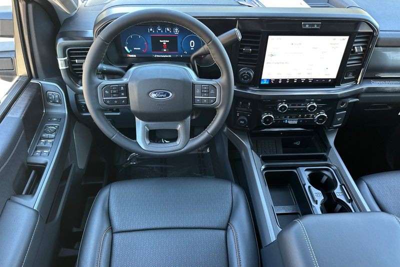 Ford F-350SD Vehicle Full-screen Gallery Image 15