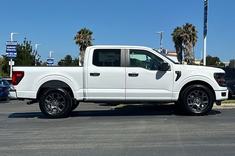 Ford F-150 Vehicle Full-screen Gallery Image 02