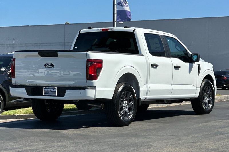 Ford F-150 Vehicle Full-screen Gallery Image 03