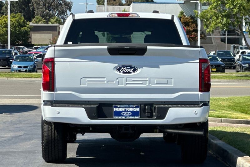 Ford F-150 Vehicle Full-screen Gallery Image 04