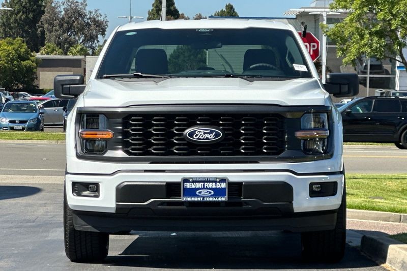 Ford F-150 Vehicle Full-screen Gallery Image 08