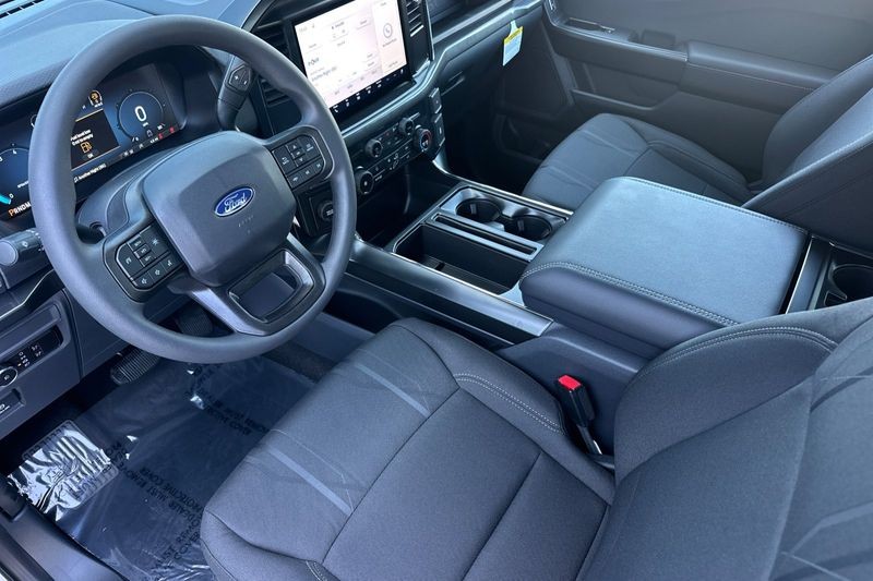 Ford F-150 Vehicle Full-screen Gallery Image 09