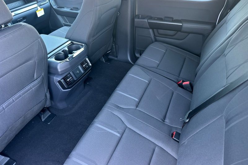 Ford F-150 Vehicle Full-screen Gallery Image 12