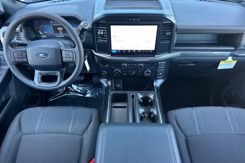 Ford F-150 Vehicle Full-screen Gallery Image 14