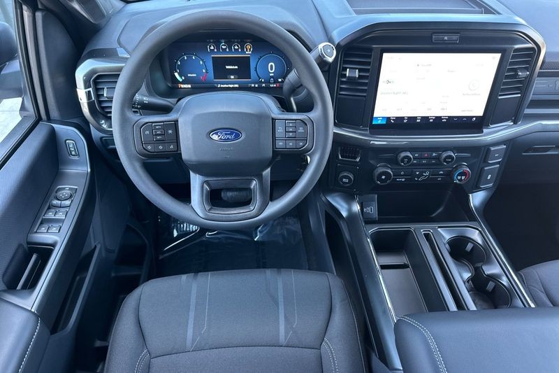 Ford F-150 Vehicle Full-screen Gallery Image 15