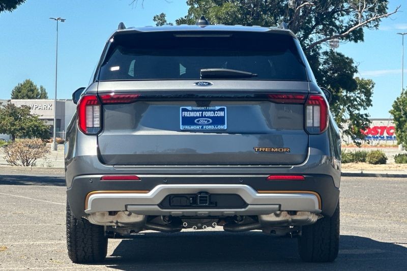 Ford Explorer Vehicle Full-screen Gallery Image 04